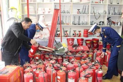 331具不合格干粉灭火器被临夏市消防救援大队联合市场监管局依法查扣